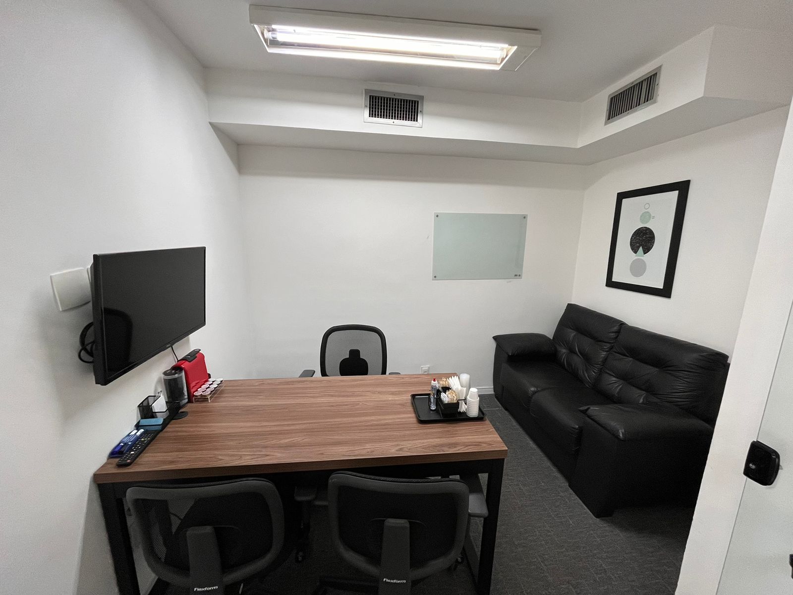 Sala de atendimento do escritório Couto & Reis Advogados Associados — ambiente reservado para reuniões com clientes