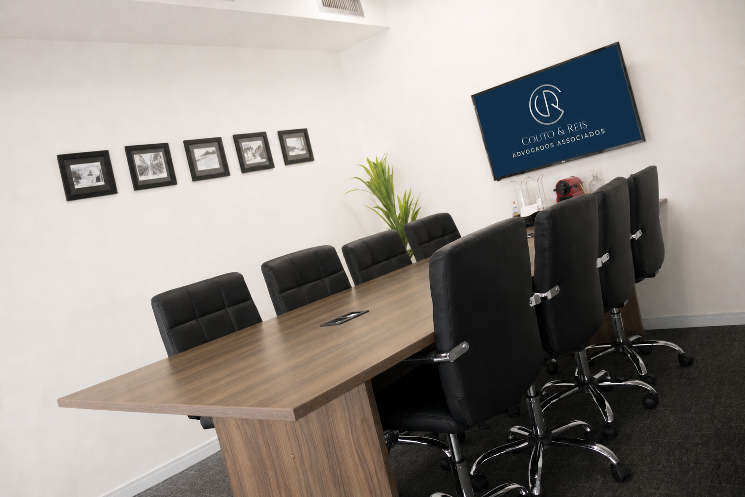 Sala de reuniões do escritório Couto & Reis Advogados Associados em Itaperuna